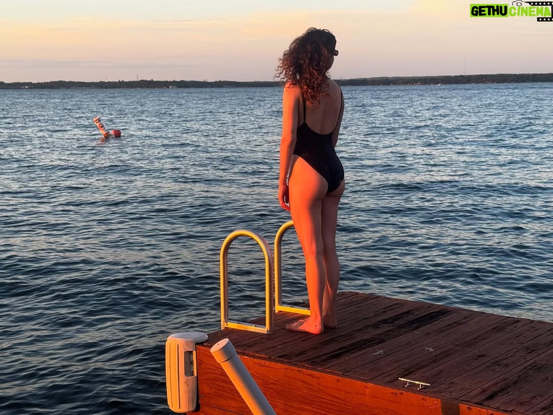 Gisselle Kuri - 22.9K Likes - El fin de muchas selfies, muchos cielos bonitos, de esos que me gusta quedarme viendo hasta que se apagan.
Papitas con aceitunas, pepinillos y texas bbq, que antes no me gustaba taaanto, pero ahora me encanta😌. 
Creciendo junto a mis papás, aunque ya no viva en su casa. 
A veces lejos, a veces más cerquita… 
Mi triggersote más grande jaja pero también el más padre 💗

Regresé bien contenta.

Gracias ✨✨✨✨