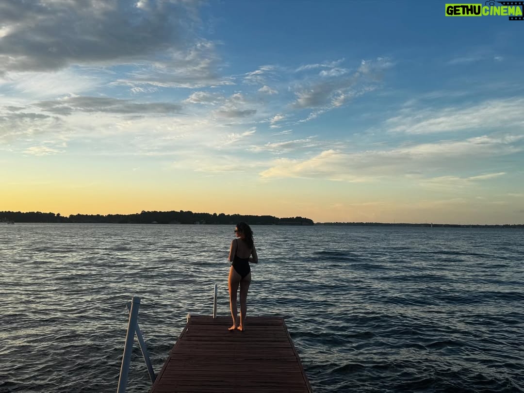 Gisselle Kuri - 22.9K Likes - El fin de muchas selfies, muchos cielos bonitos, de esos que me gusta quedarme viendo hasta que se apagan.
Papitas con aceitunas, pepinillos y texas bbq, que antes no me gustaba taaanto, pero ahora me encanta😌. 
Creciendo junto a mis papás, aunque ya no viva en su casa. 
A veces lejos, a veces más cerquita… 
Mi triggersote más grande jaja pero también el más padre 💗

Regresé bien contenta.

Gracias ✨✨✨✨