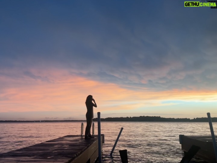 Gisselle Kuri - 22.9K Likes - El fin de muchas selfies, muchos cielos bonitos, de esos que me gusta quedarme viendo hasta que se apagan.
Papitas con aceitunas, pepinillos y texas bbq, que antes no me gustaba taaanto, pero ahora me encanta😌. 
Creciendo junto a mis papás, aunque ya no viva en su casa. 
A veces lejos, a veces más cerquita… 
Mi triggersote más grande jaja pero también el más padre 💗

Regresé bien contenta.

Gracias ✨✨✨✨