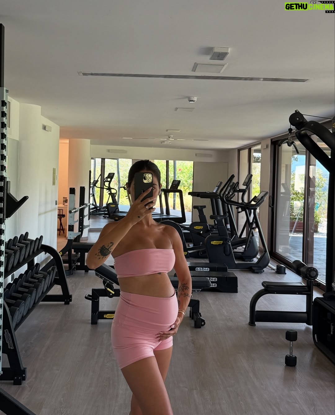 Giulia De Lellis - 454.4K Likes - Costiera Diary 📖🦋

E saluto così la mia ultima estate prima dell’arrivo di una “mini me”🤏🏻🩵😭🍼