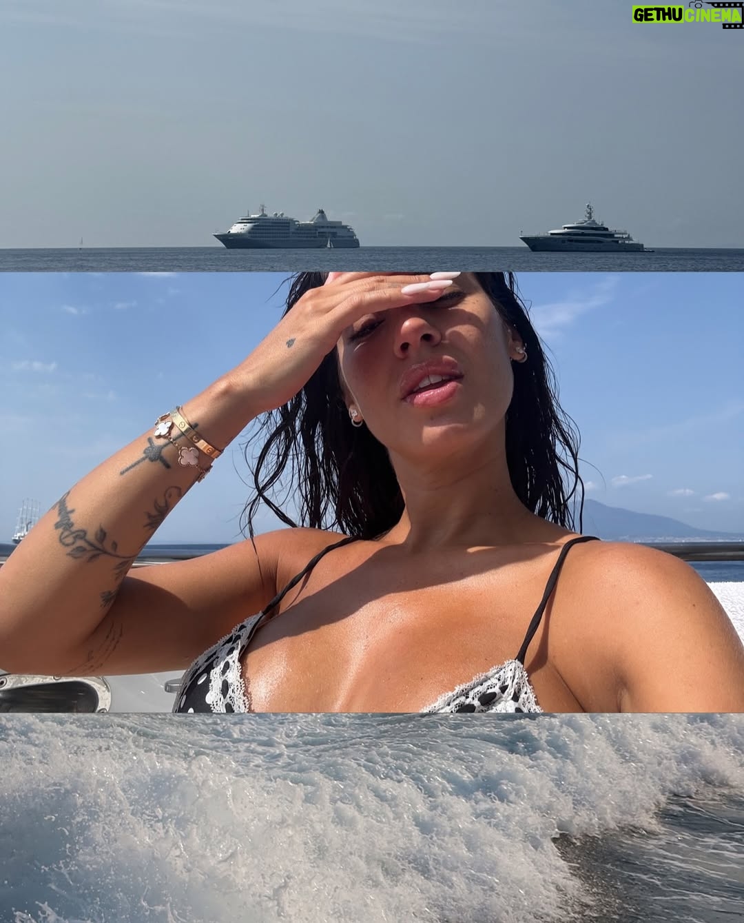 Giulia De Lellis - 454.4K Likes - Costiera Diary 📖🦋

E saluto così la mia ultima estate prima dell’arrivo di una “mini me”🤏🏻🩵😭🍼