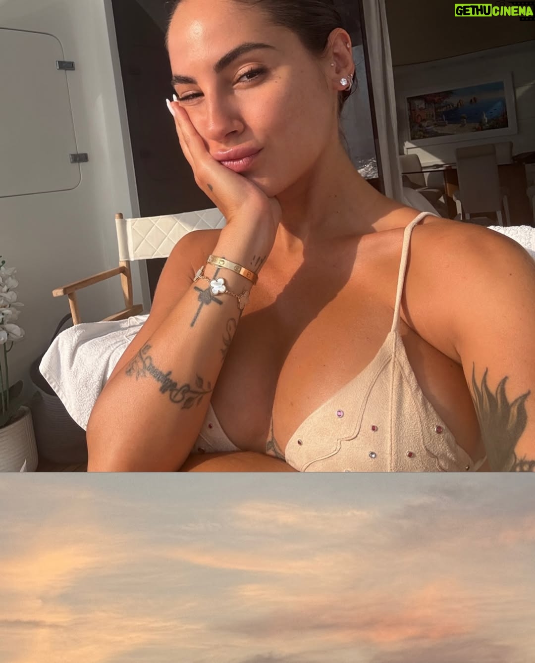 Giulia De Lellis - 454.4K Likes - Costiera Diary 📖🦋

E saluto così la mia ultima estate prima dell’arrivo di una “mini me”🤏🏻🩵😭🍼