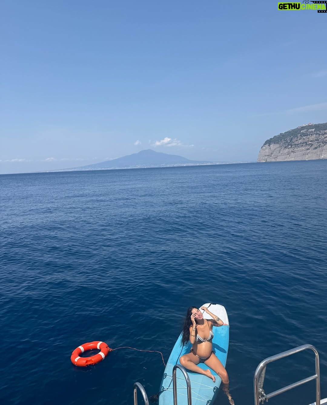 Giulia De Lellis - 454.4K Likes - Costiera Diary 📖🦋

E saluto così la mia ultima estate prima dell’arrivo di una “mini me”🤏🏻🩵😭🍼