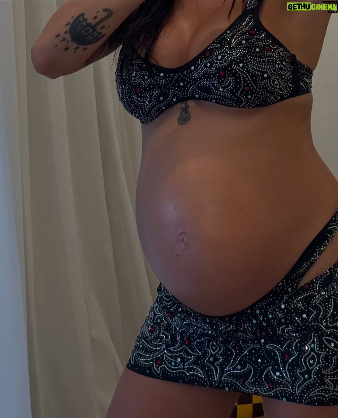 Giulia De Lellis - 454.4K Likes - Costiera Diary 📖🦋

E saluto così la mia ultima estate prima dell’arrivo di una “mini me”🤏🏻🩵😭🍼