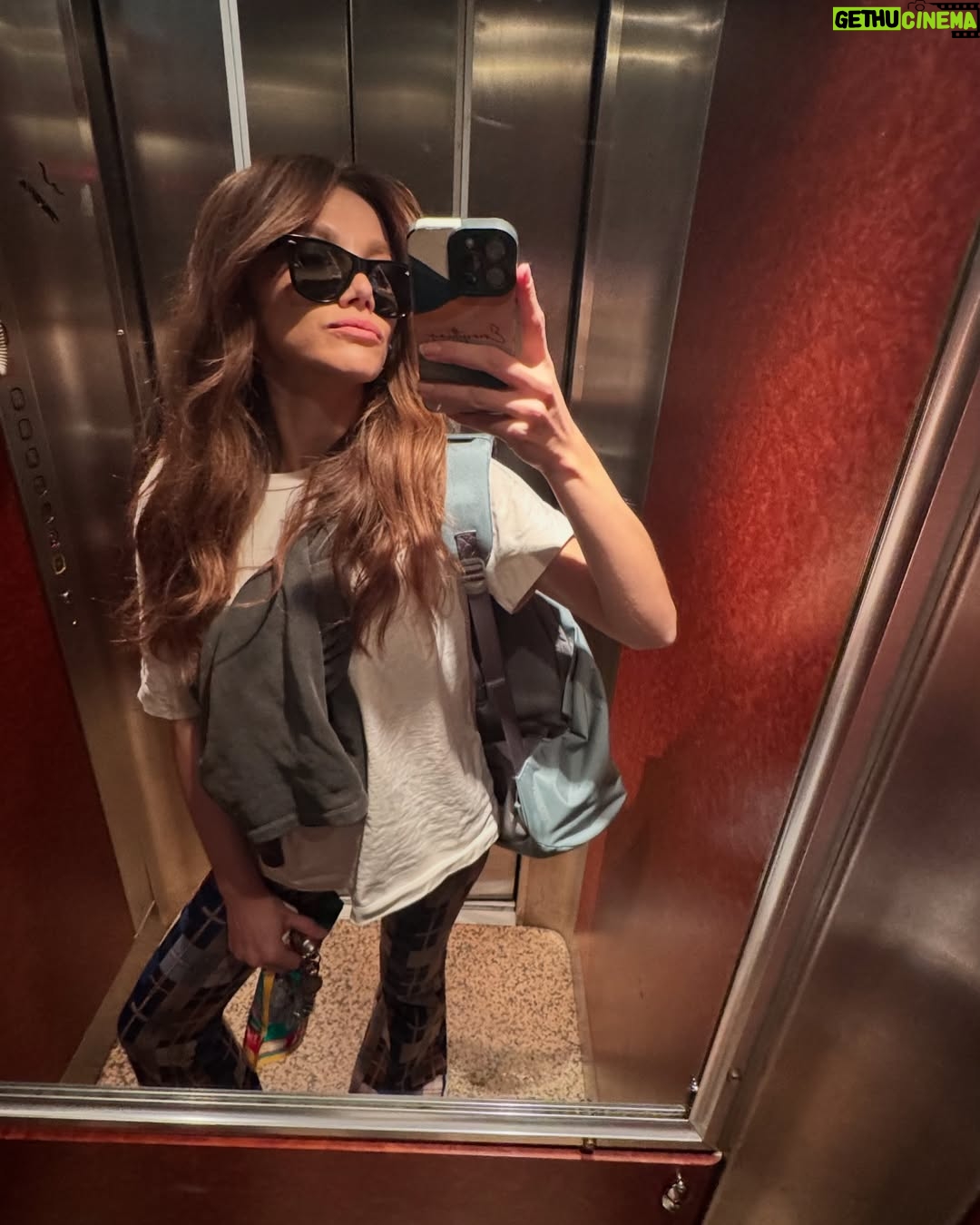 Gizem Ünsal - 9.5K Likes - Ayna, Kedi Maması, Enginar, Maria, Yeşillik, Yarasa da yaramasa da -ki yarar- şerefe be