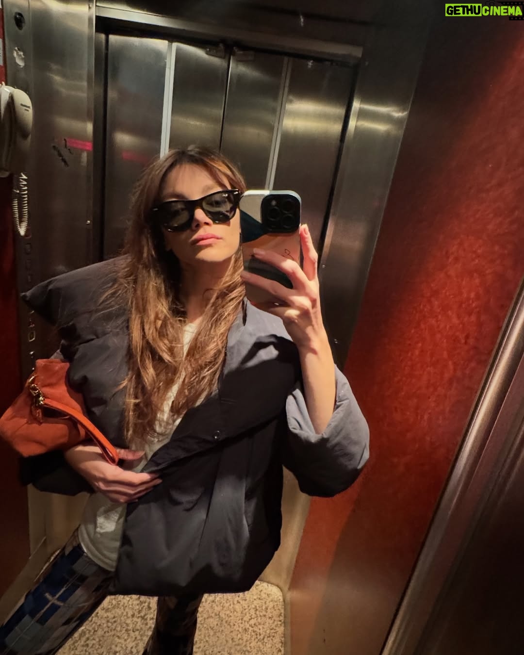Gizem Ünsal - 9.5K Likes - Ayna, Kedi Maması, Enginar, Maria, Yeşillik, Yarasa da yaramasa da -ki yarar- şerefe be