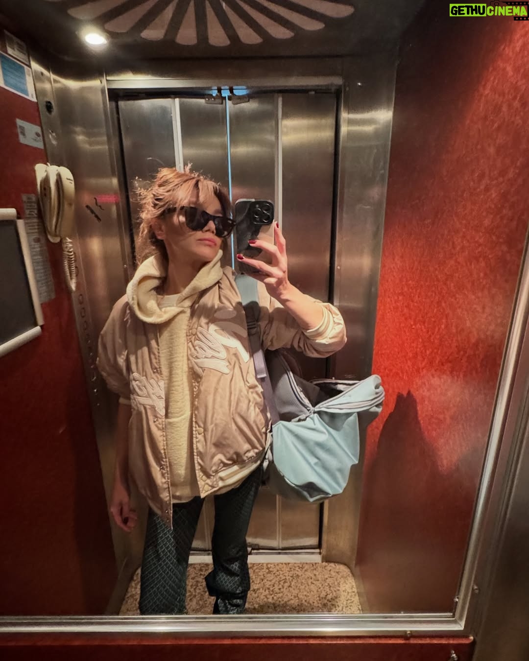 Gizem Ünsal - 9.5K Likes - Ayna, Kedi Maması, Enginar, Maria, Yeşillik, Yarasa da yaramasa da -ki yarar- şerefe be