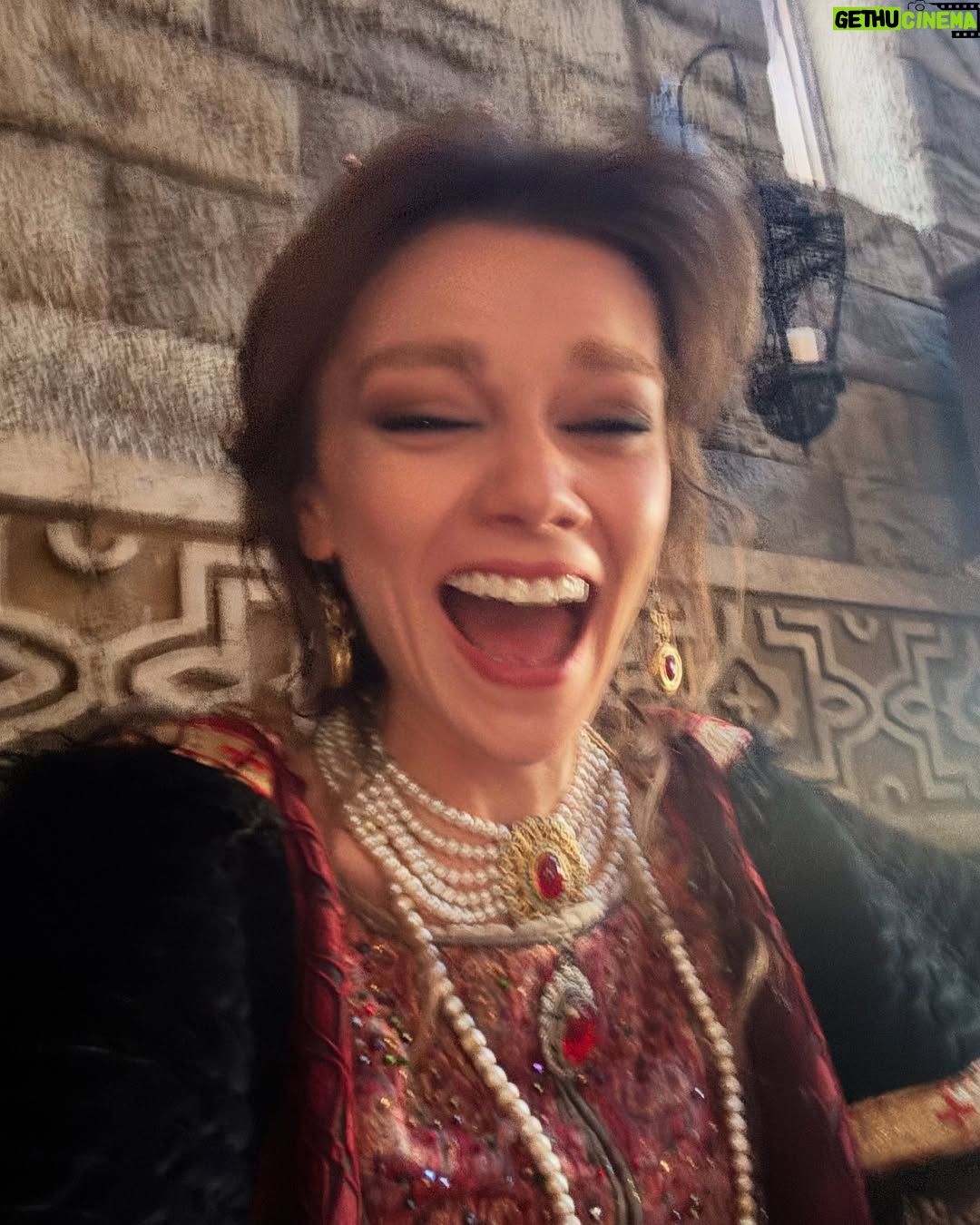 Gizem Ünsal - 9.6K Likes - Ayna, Kedi Maması, Enginar, Maria, Yeşillik, Yarasa da yaramasa da -ki yarar- şerefe be