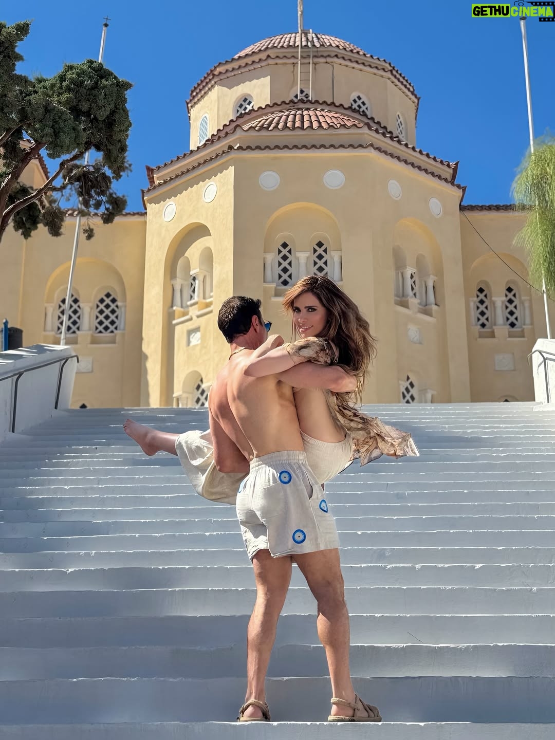 Gloria Trevi - 88.8K Likes - ✨ En unas vacaciones yo estaba muy cansada, habíamos caminado muchísimo y, como siempre, yo primero muerta que sencilla, de punta en tacón. 👠

De pronto vimos unas escaleras enormes, me parecían infinitas 😩. Sentí ganas de llorar y le dije a mi esposo @armandogomez73 (de broma, porque todos estábamos agotados):
“Si me amas, cárgame”. 💬

Y él, sin pensarlo, me cargó y subió todas las escaleras conmigo en brazos. Nuestros hijos, que en ese entonces eran unos niños, brincaban y reían emocionados 🥹💖.
La gente que presenció el momento (y que no nos conocía, porque estábamos en un país lejano) empezó a aplaudir 👏.

Me sentí muy feliz, no por el descanso de mis pies, sino por el descanso de mi corazón, que latía conmovido por ese detalle tan hermoso. ❤️

Con el tiempo, como toda pareja, hemos tenido momentos difíciles, en los que he pensado que todo terminaba… pero también hemos superado muchos obstáculos juntos.

📸 Estas fotos las tomamos para recrear ese momento y porque quise compartirles lo que me inspiró a escribir en “MENTÍ”:

“Me cargaste por las escaleras para que no me cansara…” 🎶

Espero que el amor siempre triunfe, pero también recuerden que el amor propio es fundamental.
Si alguna vez no te valoran, dile “MENTÍ”, y que no se crea tanto quien no supo ver tu valor. 💫

Gracias a todos ustedes por tanto apoyo y cariño. 🙏💖