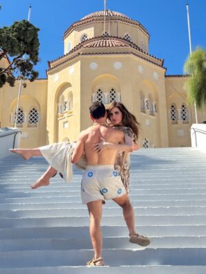 Gloria Trevi Instagram - ✨ En unas vacaciones yo estaba muy cansada, habíamos caminado muchísimo y, como siempre, yo primero muerta que sencilla, de punta en tacón. 👠

De pronto vimos unas escaleras enormes, me parecían infinitas 😩. Sentí ganas de llorar y le dije a mi esposo @armandogomez73 (de broma, porque todos estábamos agotados):
“Si me amas, cárgame”. 💬

Y él, sin pensarlo, me cargó y subió todas las escaleras conmigo en brazos. Nuestros hijos, que en ese entonces eran unos niños, brincaban y reían emocionados 🥹💖.
La gente que presenció el momento (y que no nos conocía, porque estábamos en un país lejano) empezó a aplaudir 👏.

Me sentí muy feliz, no por el descanso de mis pies, sino por el descanso de mi corazón, que latía conmovido por ese detalle tan hermoso. ❤️

Con el tiempo, como toda pareja, hemos tenido momentos difíciles, en los que he pensado que todo terminaba… pero también hemos superado muchos obstáculos juntos.

📸 Estas fotos las tomamos para recrear ese momento y porque quise compartirles lo que me inspiró a escribir en “MENTÍ”:

“Me cargaste por las escaleras para que no me cansara…” 🎶

Espero que el amor siempre triunfe, pero también recuerden que el amor propio es fundamental.
Si alguna vez no te valoran, dile “MENTÍ”, y que no se crea tanto quien no supo ver tu valor. 💫

Gracias a todos ustedes por tanto apoyo y cariño. 🙏💖