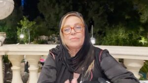 Gohar Kheyrandish Instagram - سلام شبتان پر از آرامش...
 بانو «آذر شیوا» زادروزتان خجسته باد.لطفاًورق بزنید :
هم نسل های  من با فیلمهای ایشان خاطرات بسیار داریم .و من هرگز حرکت اعتراضی وجسارت آمیز ایشان راجلوی دانشگاه تهران از خاطر نمی برم.
«بانو‌آذر شیوا در سال ۱۳۵۰ و در اوج شهرت به دلیل پاره ای ازمشلات  واعتراض به وضع سینمای آن روز ایران، با هنرپیشگی خداحافظی کرد و مدتی مقابل دانشگاه تهران به فروختن آدامس پرداخت. »
پ.ن: در فیلم دوم صدای اقای هوشنگ توضیع و خانم آغداشلو را میشنوید . در ضمن از بانو فریبا فروهر عزیز برای فرستادن و درست کردن این ودیدیوها بسیار ممنونم .
#آذر_شیوا #سلطان_قلبها #فیلم #فیلم_سینمایی# فردین#پوری _بنایی #بیک_ایمانوردی #لیلا_فروهر#فریبا_فروهر  هوشنگ_توضیع#شهرهآغداشلو