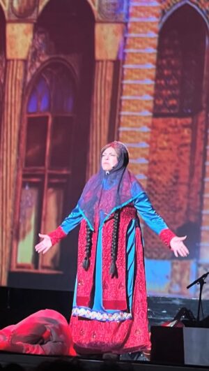 Gohar Kheyrandish Instagram - درود عزیزانم‌ …
و دیشب در « بوستن » باز هم اجرای درخشان گروه بسیار مورد استقبال قرار گرفت .‌
ودیگر اینکه از پروانه جان روزبهانی عزیزم ممنون برای تمام مهربانیهایش وتشکر ویژه برای گرفتن همه ی  فیلمهای پشت صحنه ! 
#گوهرخیراندیش #تهمورس_پورناظری #سهراب_پورناظری #محمد_قدس #نویسنده #محمد_رحمانیان #بهرام_رادان #بهرام_افشاری #نویدمحمدزاده #موسیقی #کارگردان #علی_نصیریان #کنسرت_نمایش #سیصد #سی_صد #بوستن #تور_امریکا
#سحر_محمدی #دلنیا_آرام