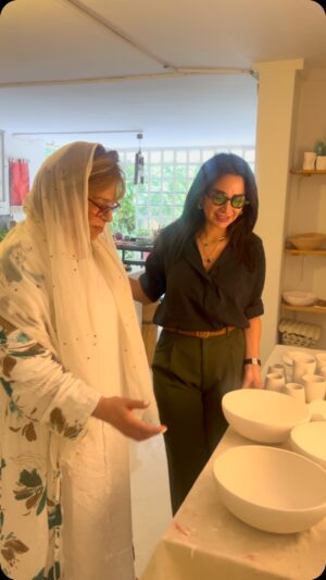 Gohar Kheyrandish Instagram - درود فراوان به شما عزیزانم …
دو روز ِجذاب در هفته برای خود و فرزندان دلبندتان رقم بزنید !
اگه دلتون یه تجربه‌ی آروم، خلاق و پر از حس خوب می‌خواد، یه سر به کارگاه سفالگری «کتایون » جان ما بزنید .
اینجا می‌تونید با دستای خودتون ظرف، لیوان یا هر چیزی که توی ذهنتون هست بسازید— یا بچه‌هاتو نو‌بیارید تا با خیال راحت مشغول بازی و یادگیری بشن.
 سفالگری 
، لمس خاک و هنر با دستای خودت میباشد 
همین‌جا می‌تونی از کارهای خاص و دست‌ساز او‌هم خرید کنید.
گِل و سفال فقط هنر نیست، یه جور مدیتیشن با دستاست.
منتظرتون دیدارتون هستیم 
پیج ایشان را فالو کنید پیامتان را ‌‌در دایرکت بفرستید .
@katayoonsaadabadceramic

#سفال#سفالگری#سفالگری_خلاق#دستسازه#دستسازه_من# هنر#هنرمند# گِل_رس# سرامیک#لعاب#مواد__ معدنی#حس_ خوب#مدیتیشن# تابستان#ورگشاپ# آموزش