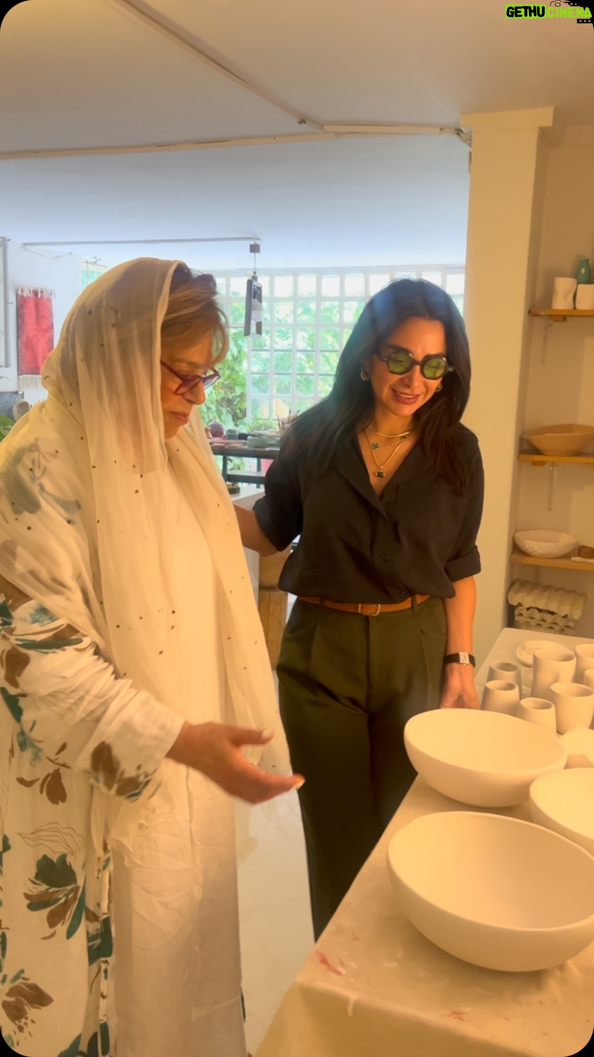 Gohar Kheyrandish - 62.8K Likes - درود فراوان به شما عزیزانم …
دو روز ِجذاب در هفته برای خود و فرزندان دلبندتان رقم بزنید !
اگه دلتون یه تجربه‌ی آروم، خلاق و پر از حس خوب می‌خواد، یه سر به کارگاه سفالگری «کتایون » جان ما بزنید .
اینجا می‌تونید با دستای خودتون ظرف، لیوان یا هر چیزی که توی ذهنتون هست بسازید— یا بچه‌هاتو نو‌بیارید تا با خیال راحت مشغول بازی و یادگیری بشن.
 سفالگری 
، لمس خاک و هنر با دستای خودت میباشد 
همین‌جا می‌تونی از کارهای خاص و دست‌ساز او‌هم خرید کنید.
گِل و سفال فقط هنر نیست، یه جور مدیتیشن با دستاست.
منتظرتون دیدارتون هستیم 
پیج ایشان را فالو کنید پیامتان را ‌‌در دایرکت بفرستید .
@katayoonsaadabadceramic

#سفال#سفالگری#سفالگری_خلاق#دستسازه#دستسازه_من# هنر#هنرمند# گِل_رس# سرامیک#لعاب#مواد__ معدنی#حس_ خوب#مدیتیشن# تابستان#ورگشاپ# آموزش