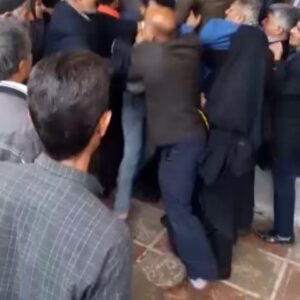 Gohar Kheyrandish Instagram - سلام عزیزانم ...
ای وای برما...
“دعوا در صف گوشت “.
 خدایا بداد این مردم برس . که جز تو هیچ فریاد رسی نیست !
‌‌پ.ن:  این فیلم مال هر زمانی که باشد بدبختی ما را به تصویر میکشد. 
#صف_مرغ_و_گوشت