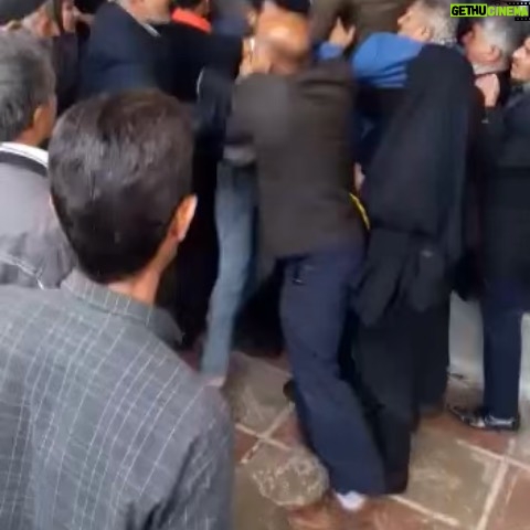 Gohar Kheyrandish - 83.6K Likes - سلام عزیزانم ...
ای وای برما...
“دعوا در صف گوشت “.
 خدایا بداد این مردم برس . که جز تو هیچ فریاد رسی نیست !
‌‌پ.ن:  این فیلم مال هر زمانی که باشد بدبختی ما را به تصویر میکشد. 
#صف_مرغ_و_گوشت