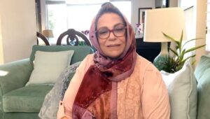 Gohar Kheyrandish Instagram - سلام عزیزانم...
 مرضیه جانم و بقول خودشان
مرضیه‌سادات برومند یزدی کارگردان و نویسنده  باهوش و با ذوق عزیز میلادتان مبارک باشد و سایه شما بر سر هنر سینما، تلوزیون و تئاتر مستدام باد .
# مرضیه _برومند#احترام _برومند#راضیه_برومند#طاهره#لیلی _رشیدی #داود رشیدی #خونه مادربزرگه#زی زی گولو» #همه بچه های من#آرایشگاه زیبا#الو الو _ من _جوجوام#کارگردان#نویسنده#کودک#نوجوان#سریال