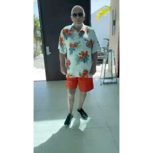 Gohar Kheyrandish Instagram - سلام عزیزانم ...
 شادی و رقص « آنتونی هاپکینر » را در

 ۸۳ سالگی ببینید . او برای بازی در فیلم « پدر » The Father برای بار دوم« اسکار » میگیرد .صحبتهای او پس از گرفتن جایزه:
«صبح همگی بخیر. اینجا من در وطنم در ولز هستم. در ۸۳ سالگی انتظار دریافت این جایزه را نداشتم، واقعاً انتظار نداشتم و از آکادمی و از شما متشکرم. می‌خواهم از همین‌جا به چادویک بوزمن ادای احترام کنم. او خیلی زود از پیش ما رفت. دوباره از همه شما بسیار سپاسگزارم. من واقعاً انتظار این را نداشتم. احساس افتخار می‌کنم. بسیار متشکرم.»
با این جایزه، هاپکینز با ۸۳ سال سن به مسن‌ترین بازیگری تبدیل شد که برنده جایزه اسکار شد. قبل از او، کریستوفر پلامر فقید (Christopher Plummer) که بازی درخشانش را در فیلم « اشکها و لبخند ها » دیده ایم در ۸۲ سالگی برای بازی در فیلم Beginners در سال ۲۰۱۰ برنده شده بود. بدلیل نگرانی‌های مربوط به کرونا، آقای هاپکینز تصمیم گرفت در این مراسم شرکت نکند. هاپکینز پیش از این برای بازی در نقش هانیبال لکتر در سال ۱۹۹۱ در فیلم The Silence of the Lambs ( سکوت بره ها )بهترین بازیگر نقش اول مرد شده بود.
#آنتونی_هاپکینز #اسکار#بازیکر#فیلم#پدر#شادی #رقص#کارگردان #سینما#کرونا #کرستوفر_پلامر #۲۰۱۰#۲۰۱۹