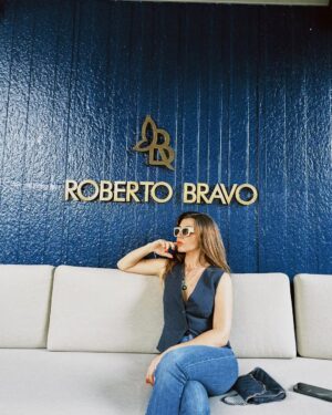 Gökçe Bahadır Instagram - Günün kahvesi @robertobravo ‘da içildi. Özlem giderildi.Koleksiyon denendi😉Malahit taşı hayatıma girdi bugün.Meğer faydaları çokmuş.En önemlisi şifacı ve korumacıymış.💚 Tamam malahit taşı bu yaz seninleyiz.☺️ #reklam