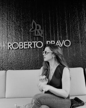 Gökçe Bahadır Instagram - Günün kahvesi @robertobravo ‘da içildi. Özlem giderildi.Koleksiyon denendi😉Malahit taşı hayatıma girdi bugün.Meğer faydaları çokmuş.En önemlisi şifacı ve korumacıymış.💚 Tamam malahit taşı bu yaz seninleyiz.☺️ #reklam