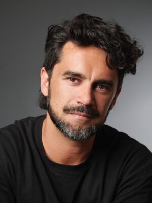 Gonzalo Heredia Instagram - Continuamos presentando a los integrantes del jurado en esta 5ta edición ✨🙌
📺✨ Gonzalo Heredia @gonzaloezequielheredia
Actor argentino de cine, teatro y televisión. También es escritor.
Nació el 12 de marzo de 1982 en Munro, Buenos Aires.
Desde joven se formó en actuación, técnica vocal y movimiento en escuelas independientes.
🎭 Estudió con grandes maestros como Rubens Correa, Javier Margulis, Roxana Randón y Raúl Serrano.
Brilló en cine y televisión con títulos como Ronda Nocturna (cine), Tres padres solteros y muchas más.
💥 En 2009 protagonizó Valientes, uno de los mayores éxitos de Pol-ka, y continuó su carrera con grandes títulos como Malparida, Lobo, Los ricos no piden permiso y mucho, mucho, mucho más.
En teatro se destacó en obras como Desnudos, la mentira, Cómo provocar un incendio (de su autoría) y Coherencia (autor de la adaptación teatral de la película actualmente en cartel)
📖 Además, es escritor. Publicó novelas con una mirada profunda y reflexiva sobre la vida, las emociones y el oficio artístico. “Construcción de la Mentira” (2017),”El punto de no retorno” (2021), “Extranjera” (2025).
🔹 Es un artista en constante evolución, con una versatilidad impresionante.
¡Gracias Gonzalo por sumarte a Alumnitos!
Más información en @alumnitos ~ link de bio!
#Alumnitos #Concurso #Escritura #Mitos #Leyendas #Historias #Historias