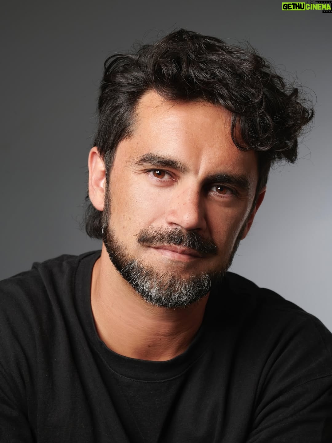 Gonzalo Heredia - 3.2K Likes - Continuamos presentando a los integrantes del jurado en esta 5ta edición ✨🙌

📺✨ Gonzalo Heredia @gonzaloezequielheredia 
Actor argentino de cine, teatro y televisión. También es escritor.

Nació el 12 de marzo de 1982 en Munro, Buenos Aires.
Desde joven se formó en actuación, técnica vocal y movimiento en escuelas independientes.

🎭 Estudió con grandes maestros como Rubens Correa, Javier Margulis, Roxana Randón y Raúl Serrano.

Brilló en cine y televisión con títulos como Ronda Nocturna (cine), Tres padres solteros y muchas más.

💥 En 2009 protagonizó Valientes, uno de los mayores éxitos de Pol-ka, y continuó su carrera con grandes títulos como Malparida, Lobo, Los ricos no piden permiso y mucho, mucho, mucho más.

En teatro se destacó en obras como Desnudos, la mentira, Cómo provocar un incendio (de su autoría) y Coherencia (autor de la adaptación teatral de la película actualmente en cartel)

📖 Además, es escritor. Publicó novelas con una mirada profunda y reflexiva sobre la vida, las emociones y el oficio artístico. “Construcción de la Mentira” (2017),”El punto de no retorno” (2021), “Extranjera” (2025).

🔹 Es un artista en constante evolución, con una versatilidad impresionante.

¡Gracias Gonzalo por sumarte a Alumnitos!

Más información en @alumnitos ~ link de bio! 

#Alumnitos #Concurso #Escritura #Mitos #Leyendas #Historias #Historias