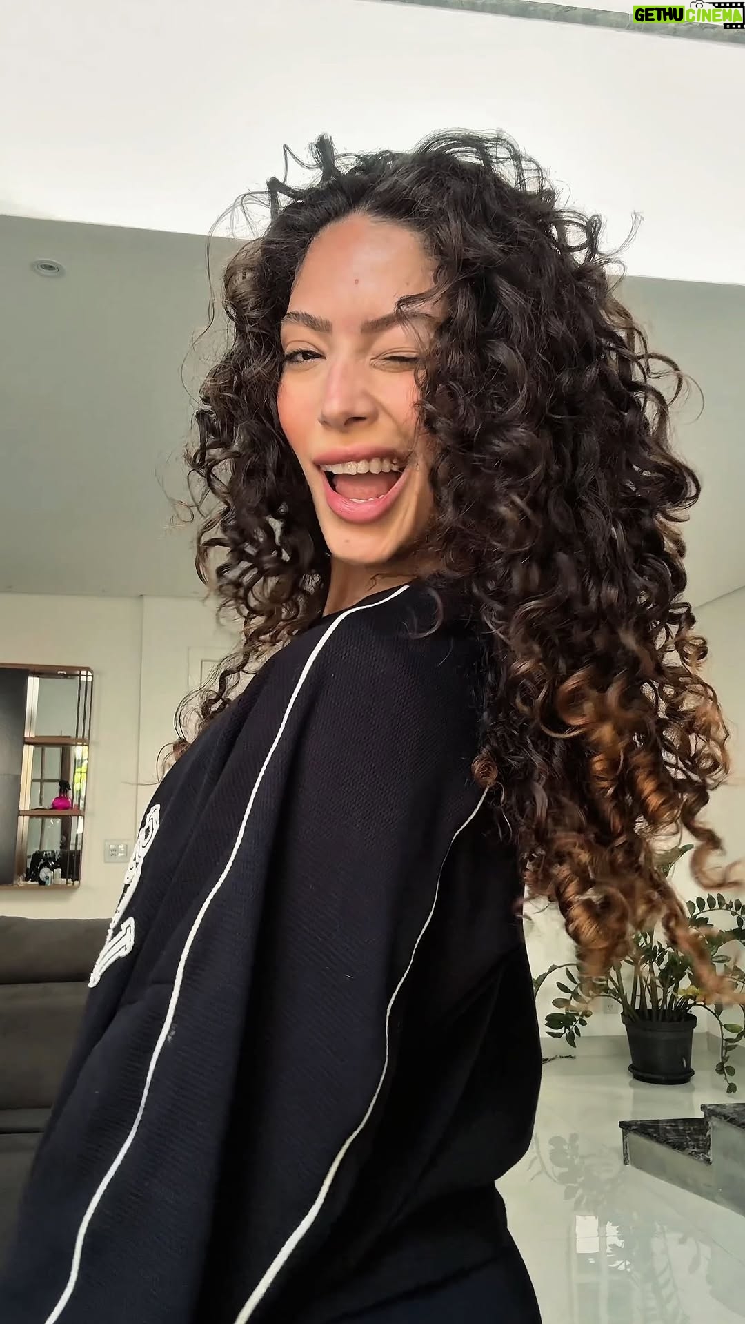 Graciely Junqueira - 15.9K Likes - Novo corte ✨ 

Cacheadas tem uma relação de amor e ódio por corte em camadas, eu AMO. Gosto do movimento e do aspecto bagunçado, sem falar nesse volumeeee 😍