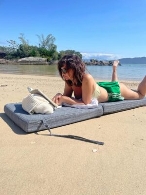 Griselda Siciliani Instagram - Una playa, un libro, un peinado muy polémico, un plato de comida, una caipi, un amor … ( que sacó estas fotos😍)