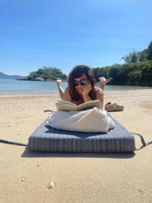 Griselda Siciliani Instagram - Una playa, un libro, un peinado muy polémico, un plato de comida, una caipi, un amor … ( que sacó estas fotos😍)