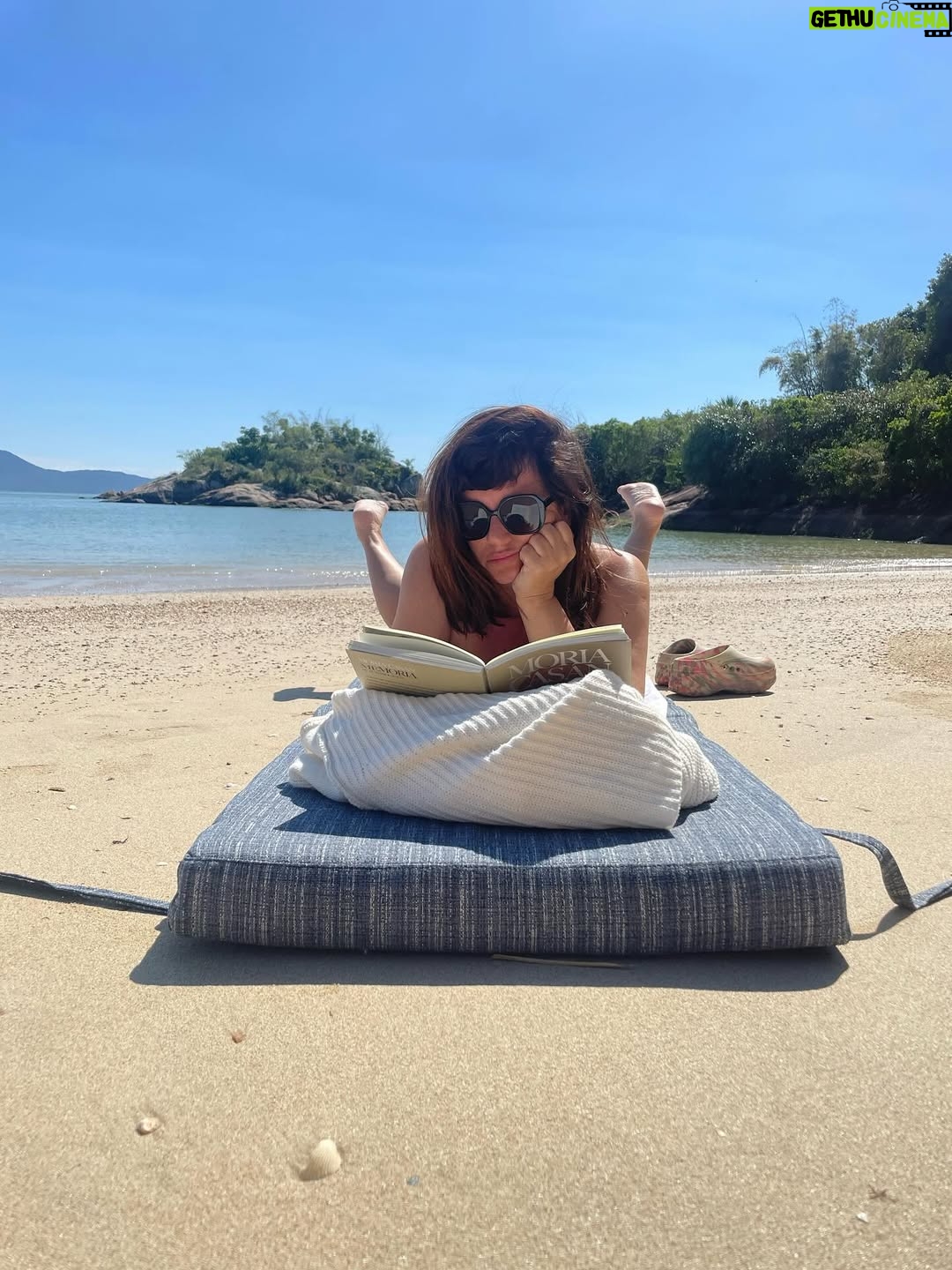 Griselda Siciliani - 49.3K Likes - Una playa, un libro, un peinado muy polémico, un plato de comida, una caipi, un amor … ( que sacó estas fotos😍)