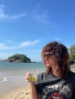 Griselda Siciliani Instagram - Una playa, un libro, un peinado muy polémico, un plato de comida, una caipi, un amor … ( que sacó estas fotos😍)