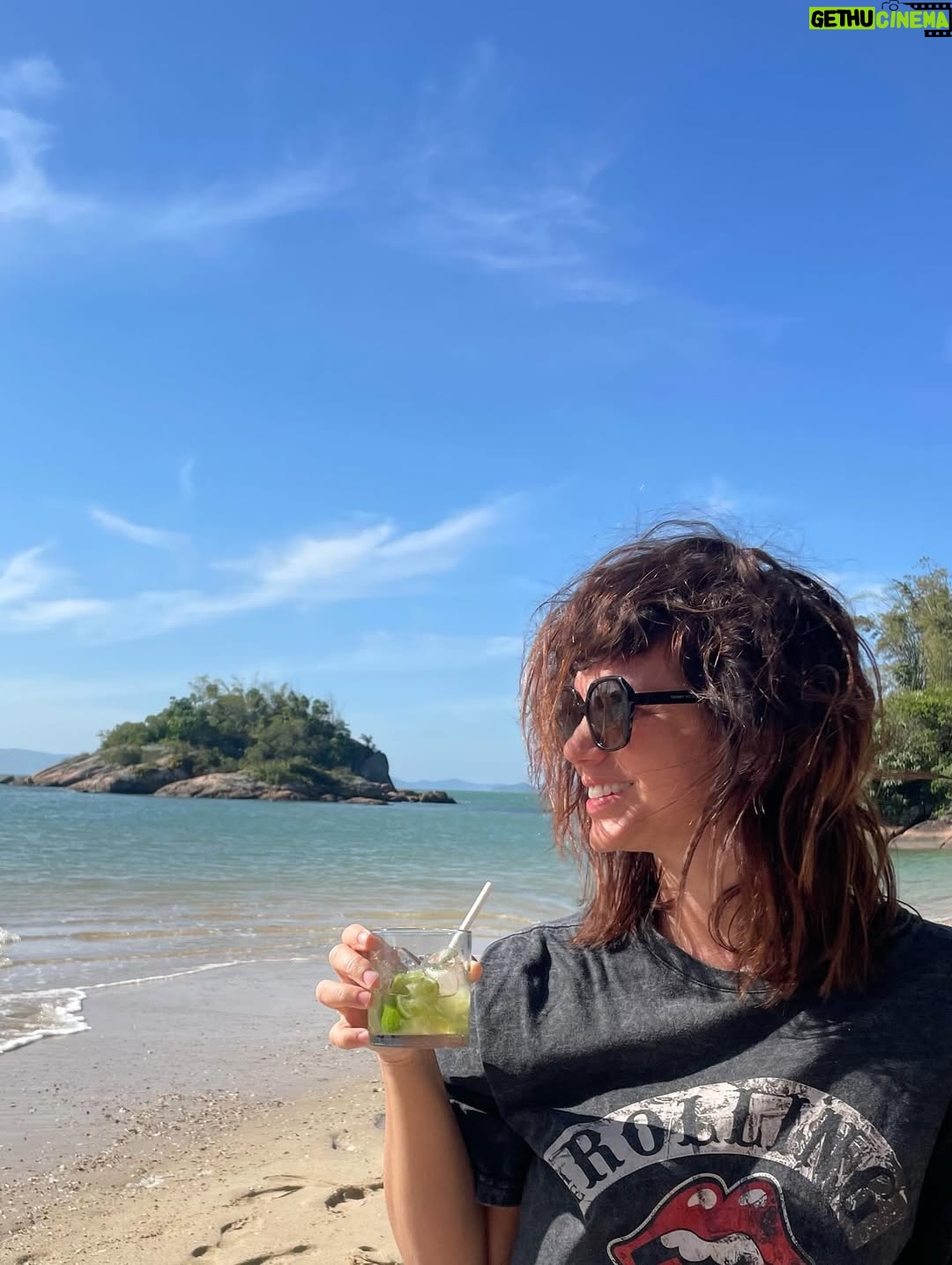 Griselda Siciliani - 49.3K Likes - Una playa, un libro, un peinado muy polémico, un plato de comida, una caipi, un amor … ( que sacó estas fotos😍)