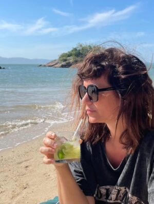 Griselda Siciliani Instagram - Una playa, un libro, un peinado muy polémico, un plato de comida, una caipi, un amor … ( que sacó estas fotos😍)