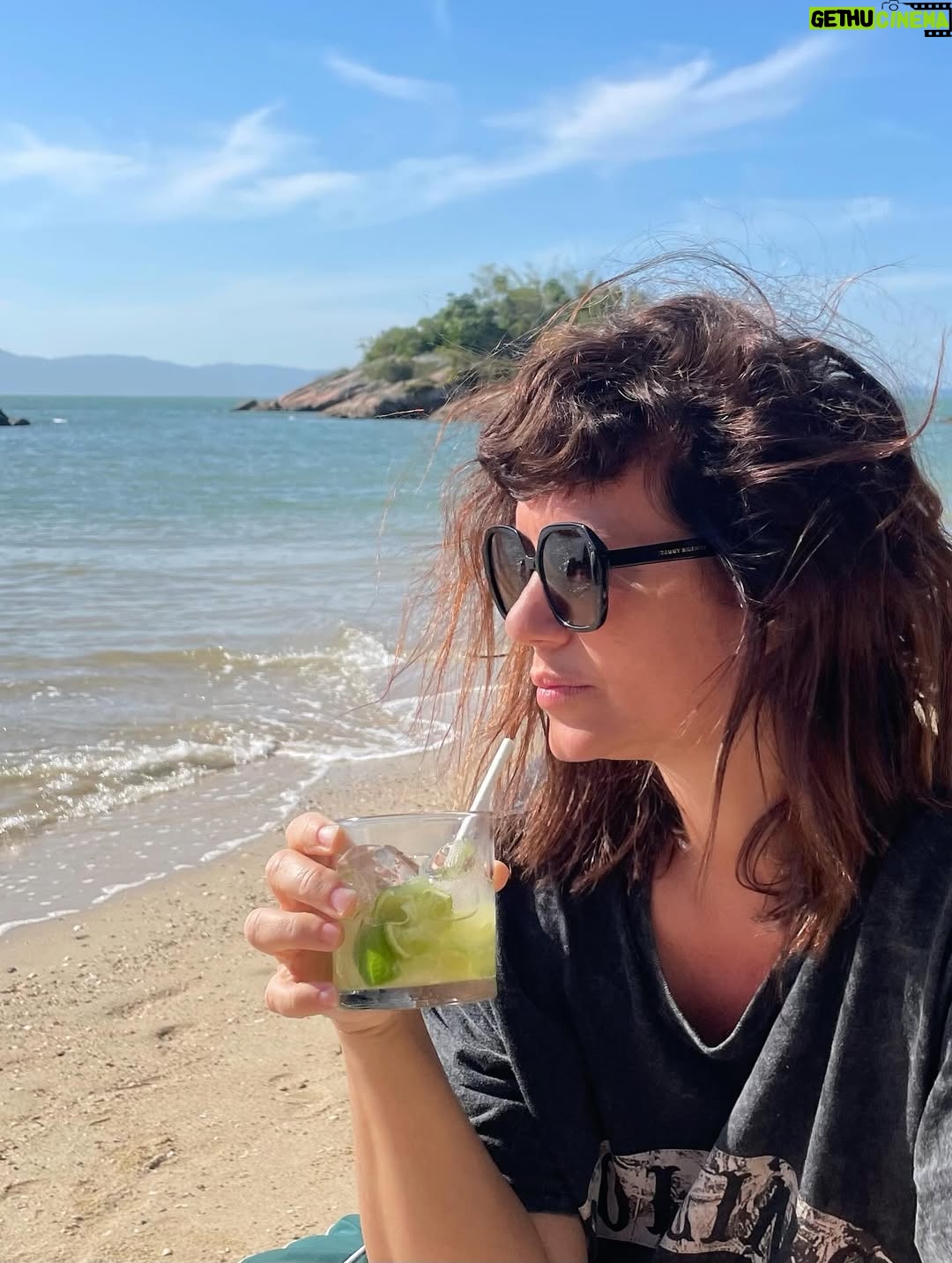 Griselda Siciliani - 49.3K Likes - Una playa, un libro, un peinado muy polémico, un plato de comida, una caipi, un amor … ( que sacó estas fotos😍)