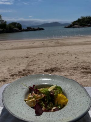 Griselda Siciliani Instagram - Una playa, un libro, un peinado muy polémico, un plato de comida, una caipi, un amor … ( que sacó estas fotos😍)