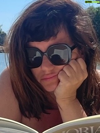 Griselda Siciliani - 49.3K Likes - Una playa, un libro, un peinado muy polémico, un plato de comida, una caipi, un amor … ( que sacó estas fotos😍)