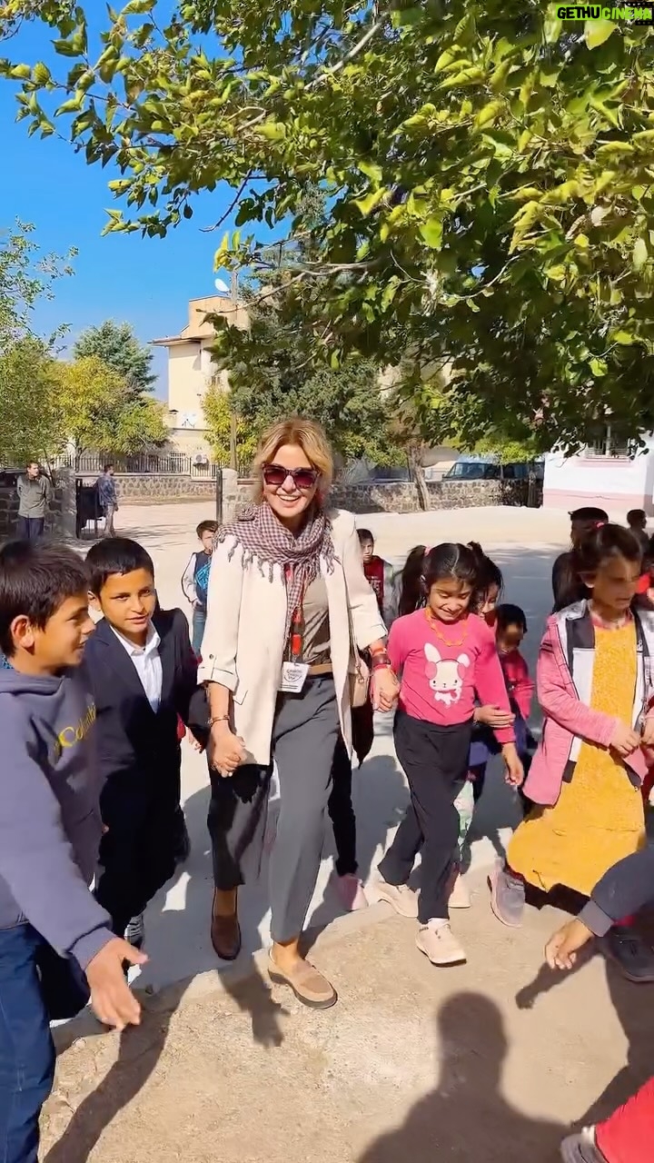 Gülben Ergen - 58.6K Likes - Ülkemin çocuklarına olan sevdam, tutkum, bağlılığım günden güne daha da artıyor. 

@cocuklargulsundiye yolumuz Hatay’a
Ardından Tokat’a
Sonra Diyarbakır ve Ankara’ya…

#çocuklar #çocuklargülsündiye 

🎥 @654istanbul
