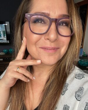 Gülhan Tekin Instagram - Gözlüklü 🤓💜