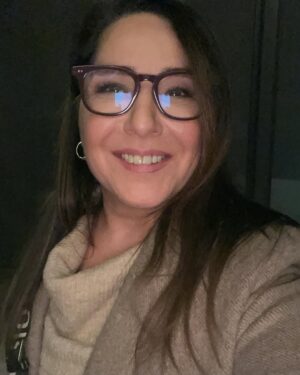 Gülhan Tekin Instagram - Gözlüklü 🤓💜