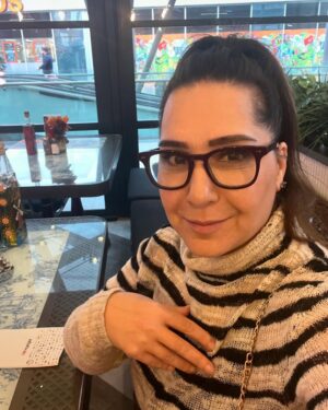 Gülhan Tekin Instagram - Gözlüklü 🤓💜