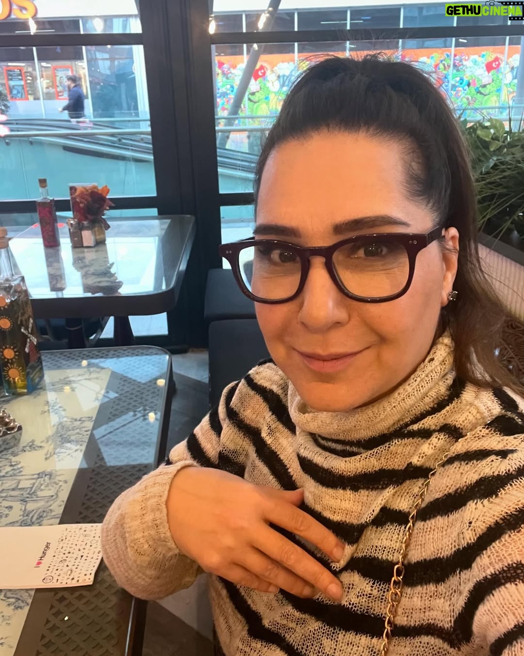 Gülhan Tekin - 2K Likes - Gözlüklü 🤓💜
