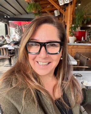 Gülhan Tekin Instagram - Gözlüklü 🤓💜