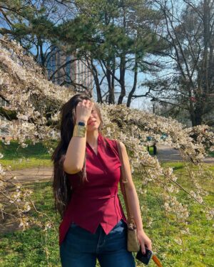 Gunjan Kunwar Instagram - 🌺🌹🌺
Comment PP for outfit Link 🔗
Top- @evierose.in
Jeans- @offduty.india
Bag- @guess
#newpost #showsomelove #gunjankunwar #spring #blossom #instagram #instagrammers #likeforlikes #unitedkingdom #pahadi #summerfashion #summerfeeling #candid #swipeleft #sunshine #instamood #instamusic #instafashion #instamoment #blush #cardiff #wales #casualoutfits #collegediaries #goodvibes #red #natureatitsfinest #sunshine #instapost #instapic #gk