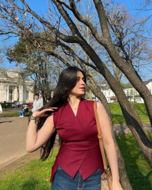 Gunjan Kunwar Instagram - 🌺🌹🌺
Comment PP for outfit Link 🔗
Top- @evierose.in
Jeans- @offduty.india
Bag- @guess
#newpost #showsomelove #gunjankunwar #spring #blossom #instagram #instagrammers #likeforlikes #unitedkingdom #pahadi #summerfashion #summerfeeling #candid #swipeleft #sunshine #instamood #instamusic #instafashion #instamoment #blush #cardiff #wales #casualoutfits #collegediaries #goodvibes #red #natureatitsfinest #sunshine #instapost #instapic #gk