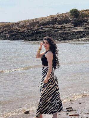 Gunjan Kunwar Instagram - Aye udi udi😙 🏖️ 🐚🌷

📸- @_val.n005__ 

#newpost #showsomelove #gunjankunwar #beach #barryisland #unitedkingdom #pahadi #beachbody #stripes #instagram #instagrammers #likeforlikes #followforfollow #fyp #trending #explore #sunset #beachwear