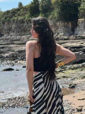 Gunjan Kunwar Instagram - Aye udi udi😙 🏖️ 🐚🌷

📸- @_val.n005__ 

#newpost #showsomelove #gunjankunwar #beach #barryisland #unitedkingdom #pahadi #beachbody #stripes #instagram #instagrammers #likeforlikes #followforfollow #fyp #trending #explore #sunset #beachwear
