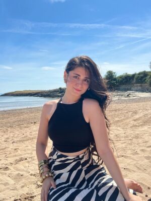 Gunjan Kunwar Instagram - Aye udi udi😙 🏖️ 🐚🌷

📸- @_val.n005__ 

#newpost #showsomelove #gunjankunwar #beach #barryisland #unitedkingdom #pahadi #beachbody #stripes #instagram #instagrammers #likeforlikes #followforfollow #fyp #trending #explore #sunset #beachwear