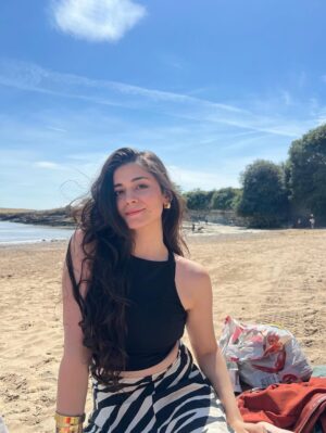 Gunjan Kunwar Instagram - Aye udi udi😙 🏖️ 🐚🌷

📸- @_val.n005__ 

#newpost #showsomelove #gunjankunwar #beach #barryisland #unitedkingdom #pahadi #beachbody #stripes #instagram #instagrammers #likeforlikes #followforfollow #fyp #trending #explore #sunset #beachwear
