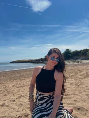 Gunjan Kunwar Instagram - Aye udi udi😙 🏖️ 🐚🌷

📸- @_val.n005__ 

#newpost #showsomelove #gunjankunwar #beach #barryisland #unitedkingdom #pahadi #beachbody #stripes #instagram #instagrammers #likeforlikes #followforfollow #fyp #trending #explore #sunset #beachwear