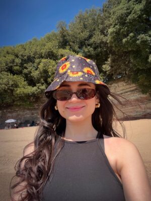 Gunjan Kunwar Instagram - Aye udi udi😙 🏖️ 🐚🌷

📸- @_val.n005__ 

#newpost #showsomelove #gunjankunwar #beach #barryisland #unitedkingdom #pahadi #beachbody #stripes #instagram #instagrammers #likeforlikes #followforfollow #fyp #trending #explore #sunset #beachwear